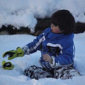 Bambino felice nella neve