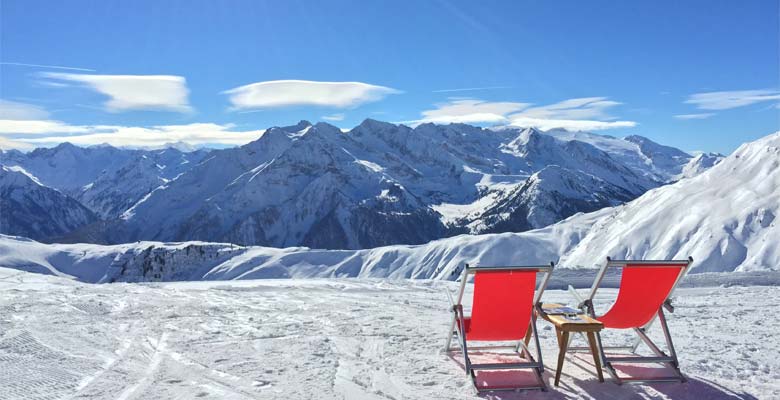 Sdraio sulla neve in montagna