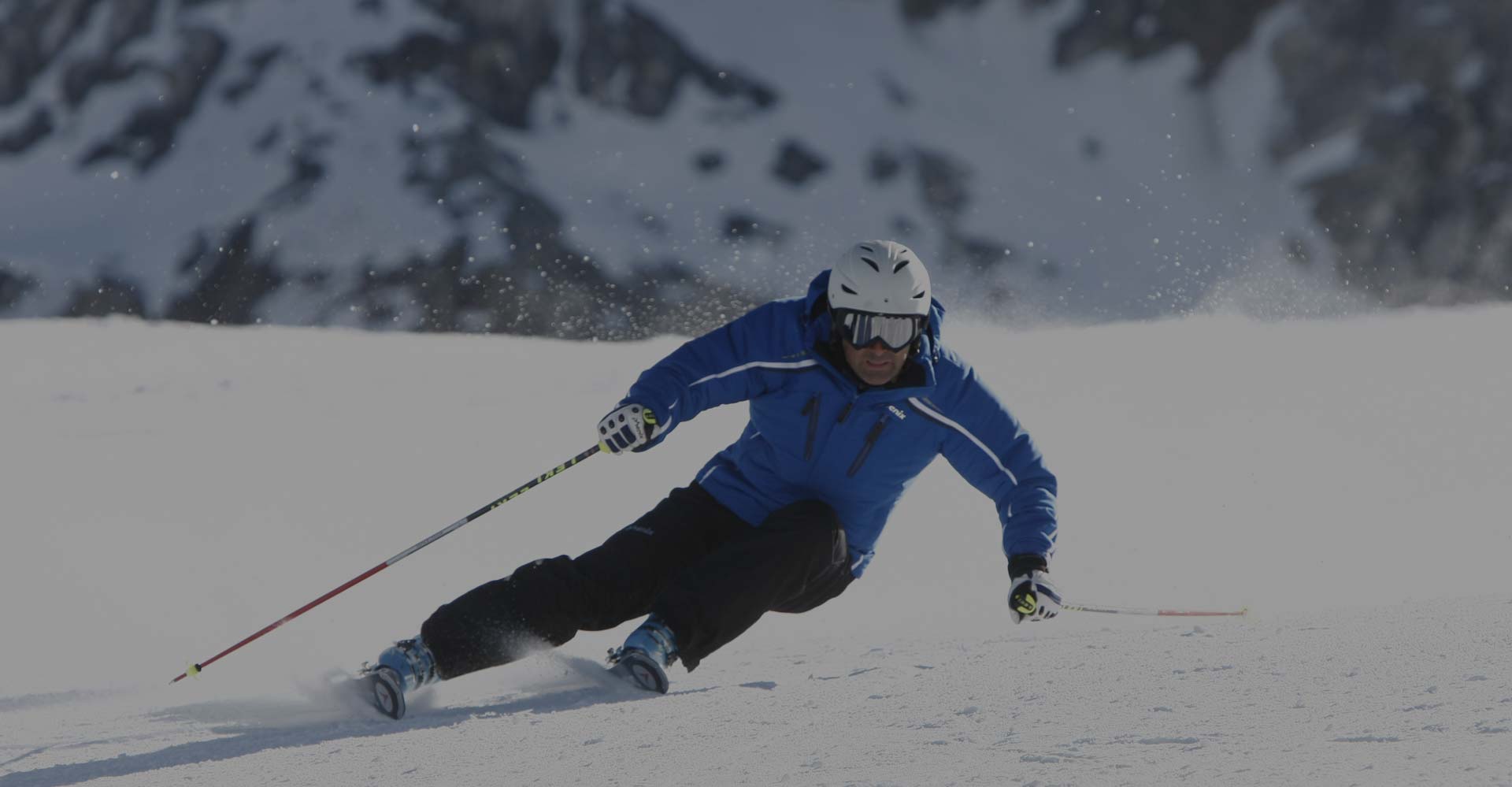 Sciatore felice con sci in spalla noleggiati da Deliv Rent